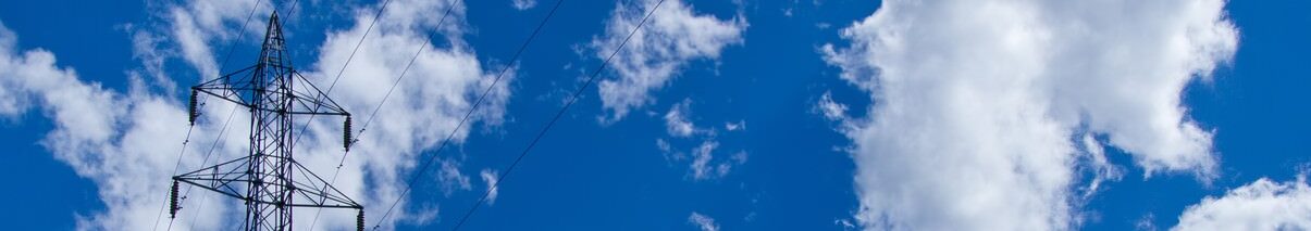 背景が青空の鉄塔の写真