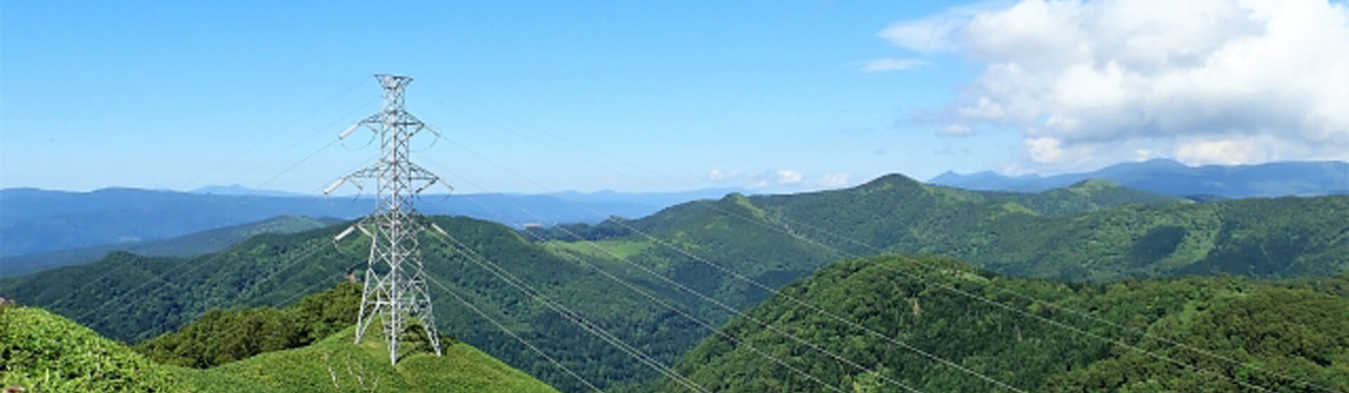 山間部にそびえ立つ鉄塔の写真