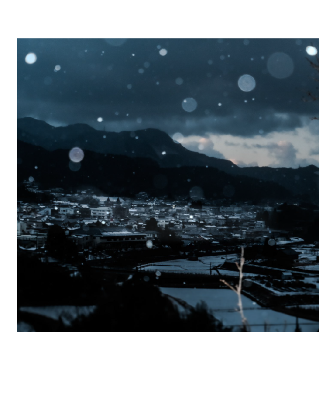 雪の降る久万高原町の夜景。山間の町に灯る静かな明かり