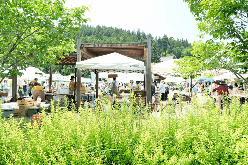 緑に囲まれた自然の中のマルシェ風景の写真